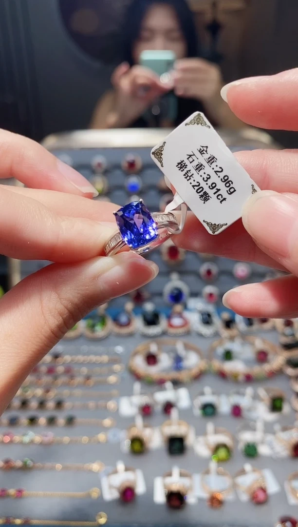 18K金镶嵌戒指坦桑石3.91.