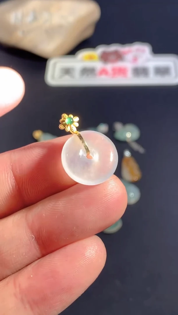 颈饰18K金镶嵌翡翠