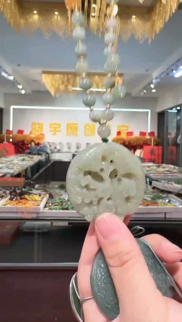 颈饰未镶嵌和田玉吊坠