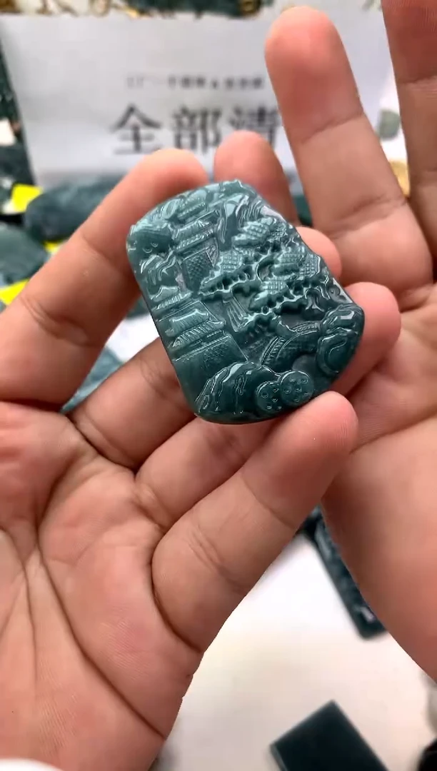 翡翠未镶嵌颈饰山水