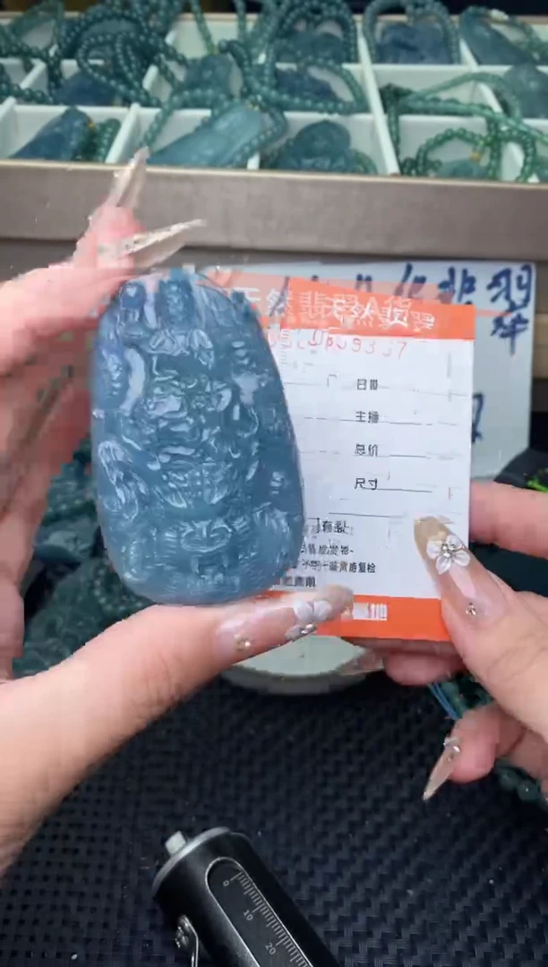 翡翠未镶嵌颈饰