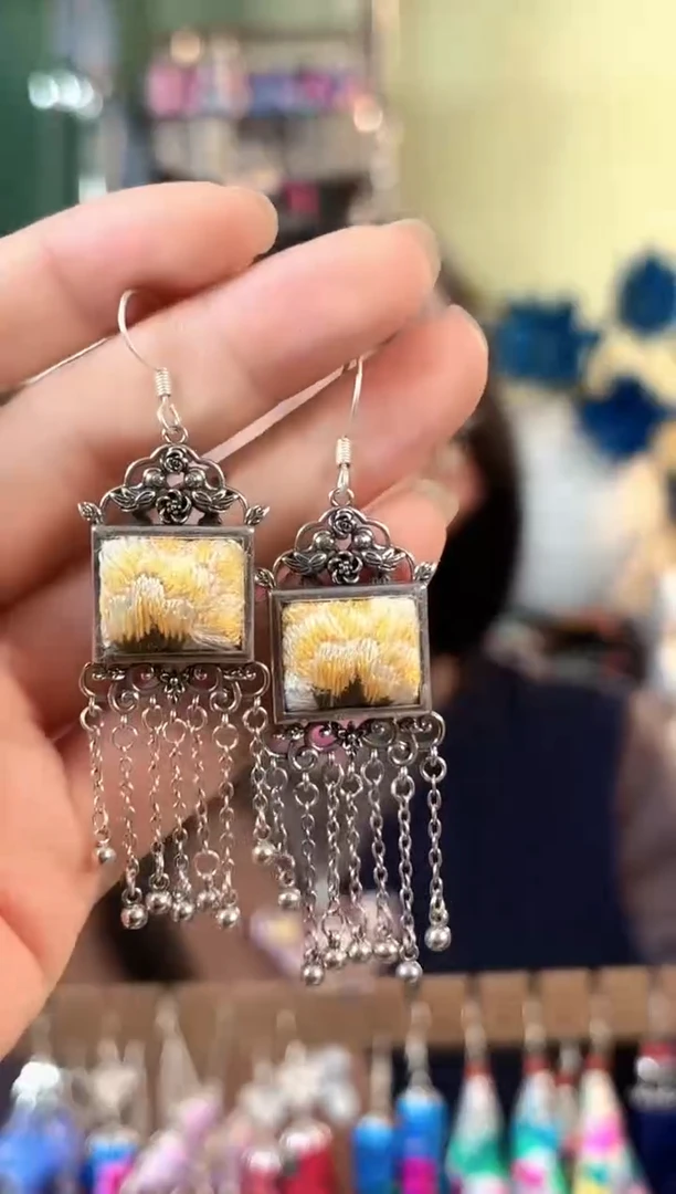彩云南阁非遗老绣饰品658
