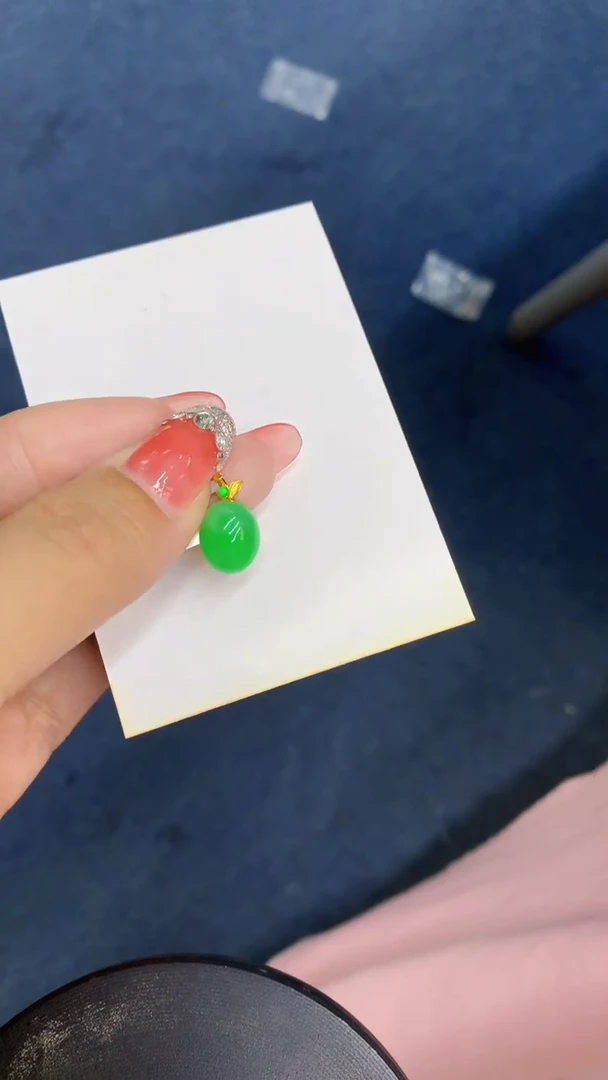 颈饰18K金镶嵌翡翠1