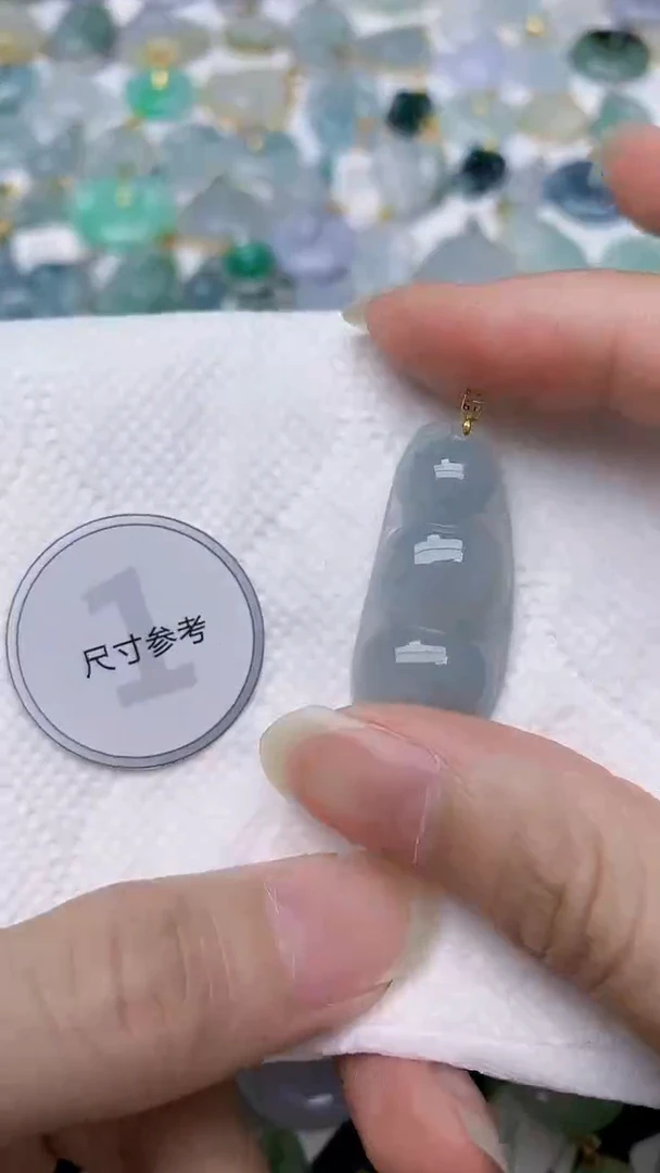 颈饰18K金镶嵌翡翠天然A货翡翠