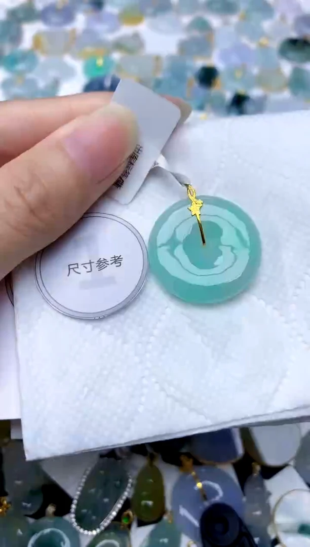 颈饰18K金镶嵌翡翠天然A货翡翠