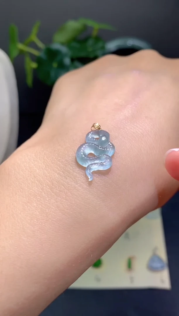 翡翠18K金镶嵌颈饰翡翠吊坠