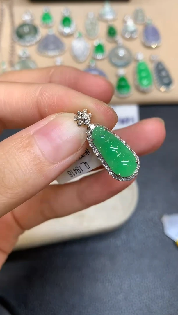 颈饰18K金镶嵌翡翠福豆【无服务费【48小时鉴赏期】