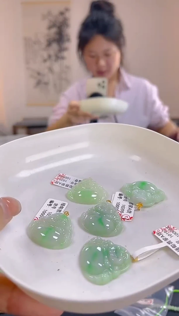 颈饰18K金镶嵌翡翠纯天然缅甸翡翠A货多样性发一件