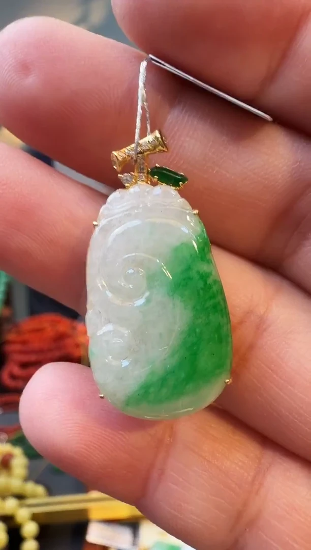 颈饰18K金镶嵌翡翠吊坠