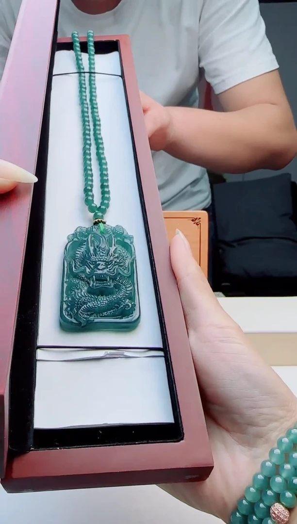 颈饰未镶嵌翡翠多样性发其中一