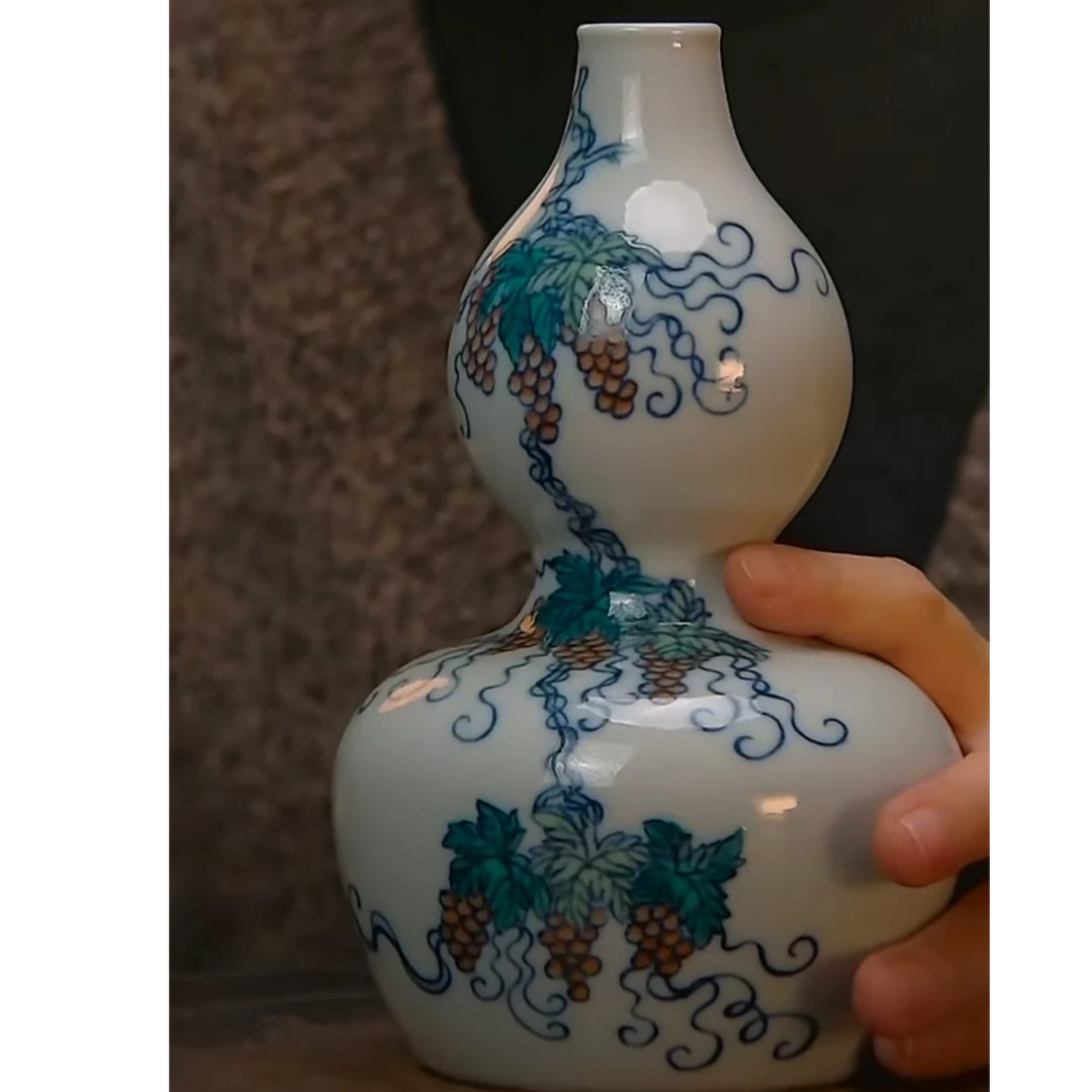 清   斗彩松鼠葡萄纹葫芦瓶