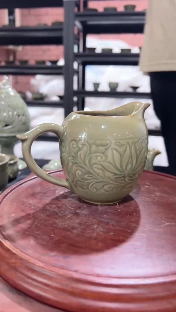 微瑕耀州窑莲纹鹰嘴公道