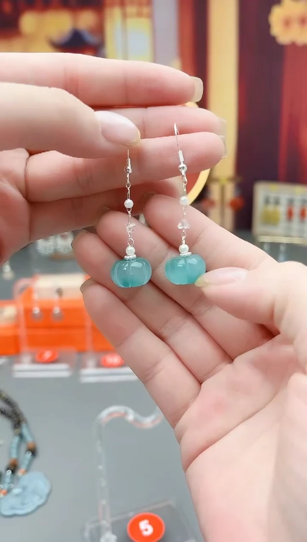 未镶嵌石英质玉（天山翠）耳钉W05