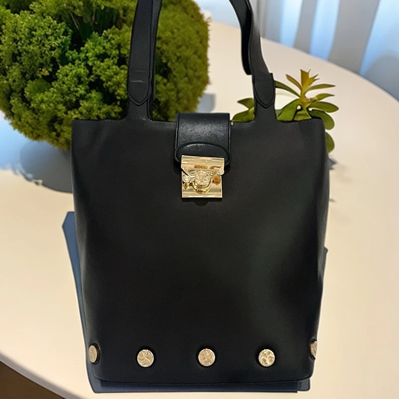 95新 FERRAGAMO/菲拉格慕 黑色 单肩水桶包 1323 4992