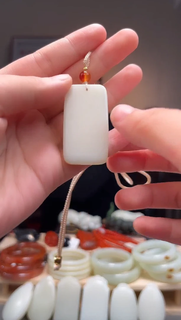 颈饰未镶嵌和田玉吊坠