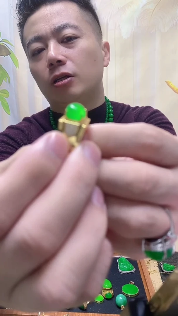 14K金镶嵌戒指翡翠马鞍戒