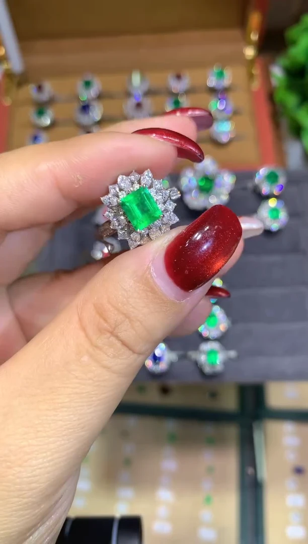 18K金镶嵌戒指祖母绿1.06ct