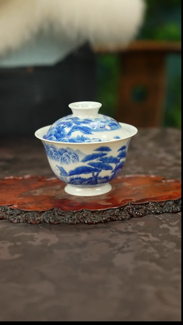 青花手绘山水盖碗