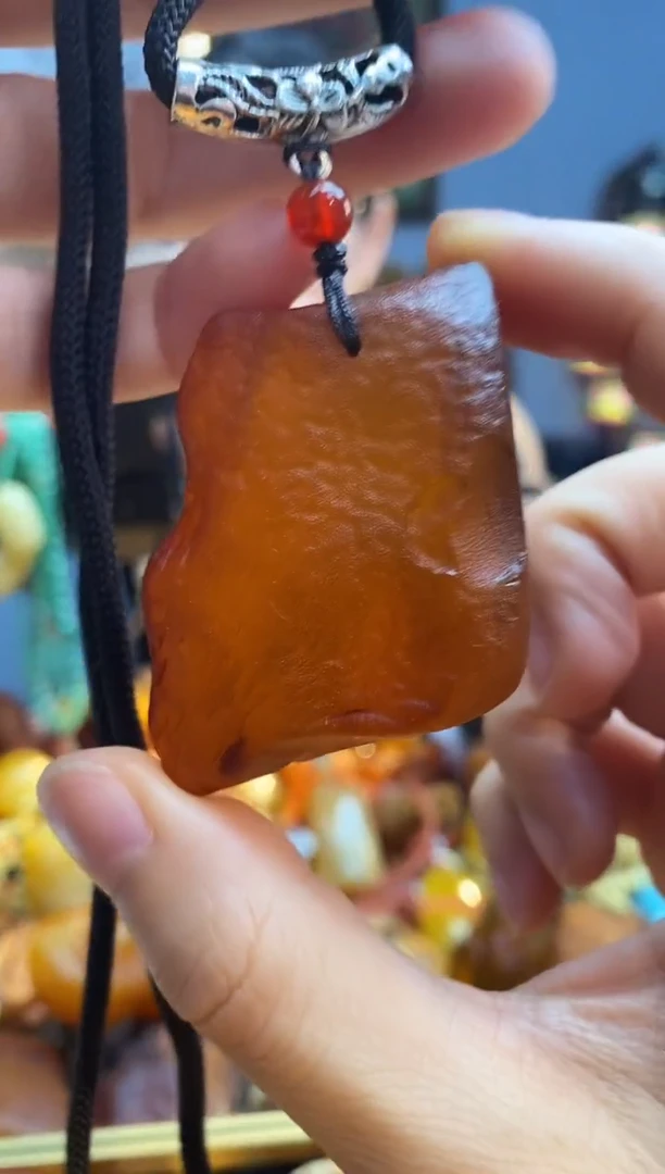 未镶嵌颈饰琥珀吊坠