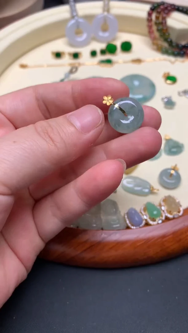 翡翠18K金镶嵌颈饰翡翠镶嵌平安扣