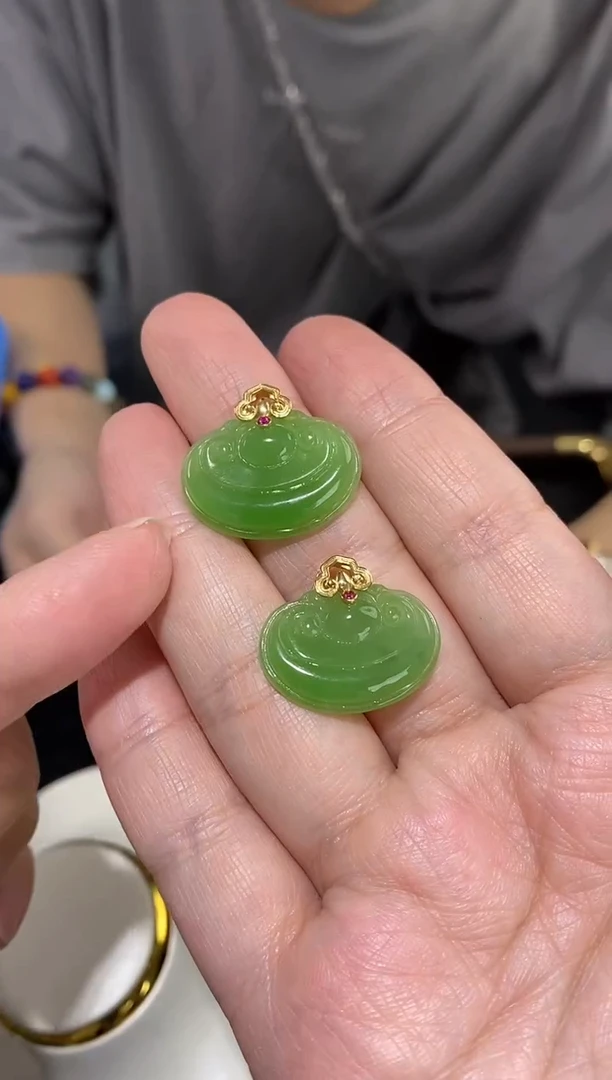 吊坠(不含链)18K金镶嵌和田玉多样性发货发其一