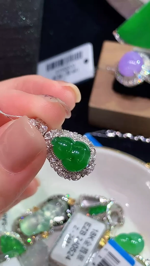 吊坠(不含链)18K金镶嵌翡翠多样性发其一