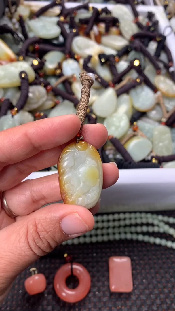 【闪购商品】和田玉颈饰未镶嵌多样性发货没有证书.拍一发一，有瑕