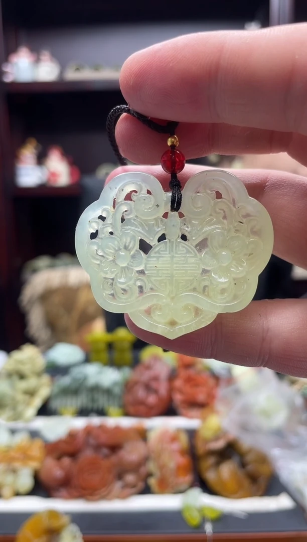 岫玉未镶嵌吊坠·