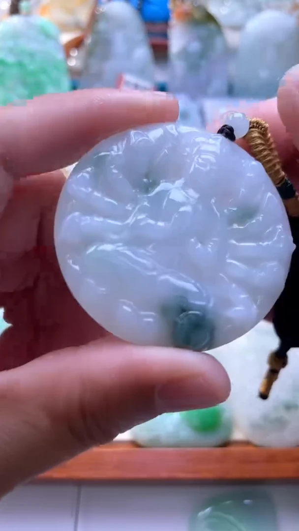 翡翠未镶嵌颈饰观音
