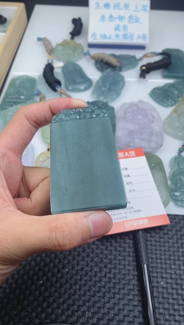 翡翠未镶嵌颈饰