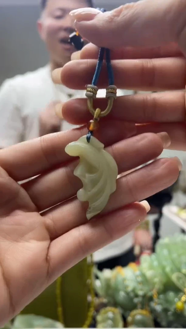 未镶嵌岫玉颈饰`