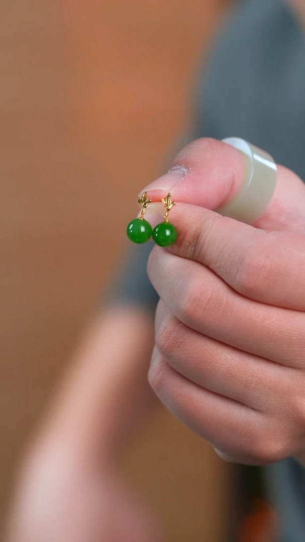 18K金镶嵌和田玉（碧玉）耳钉8mm半孔珠竹节款