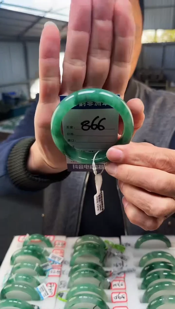 未镶嵌手镯石英质玉（非洲翠）59+