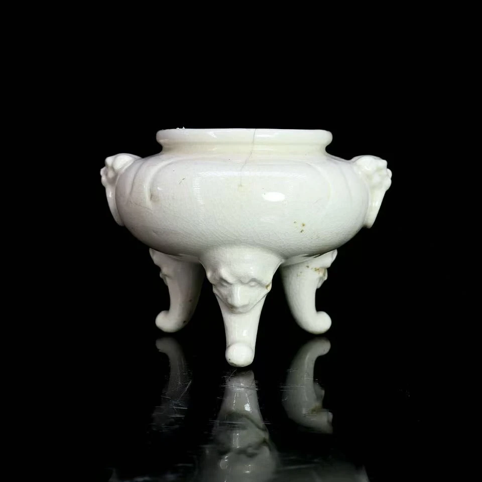 34: 清晚期漳州窑兽耳三足炉