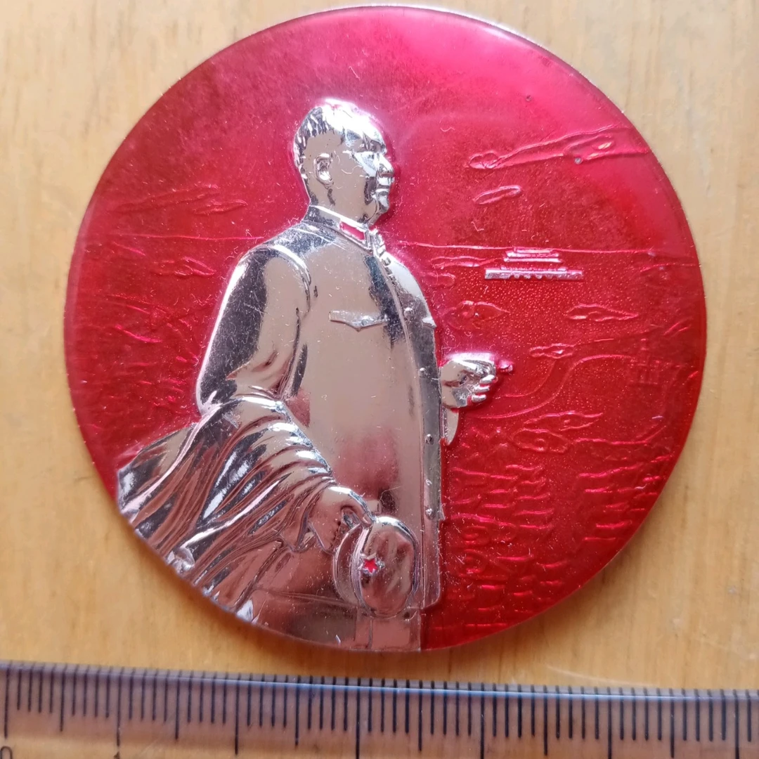 六七十年代毛挥手像经典收藏品