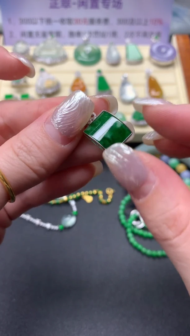 【闪购商品】翡翠吊坠(不含链)18K金镶嵌吊坠|900+90