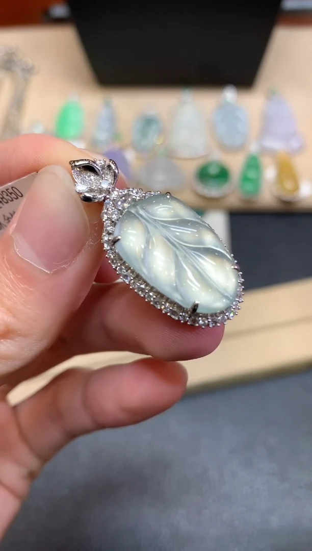 【闪购商品】翡翠颈饰18K金镶嵌叶子【无服务费】