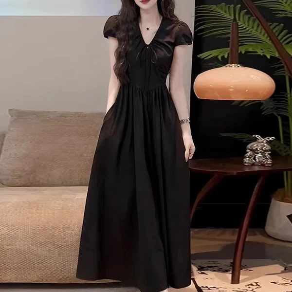 法式赫本风轻奢复古小众设计感！2025夏季新款黑色拼接显瘦气质长