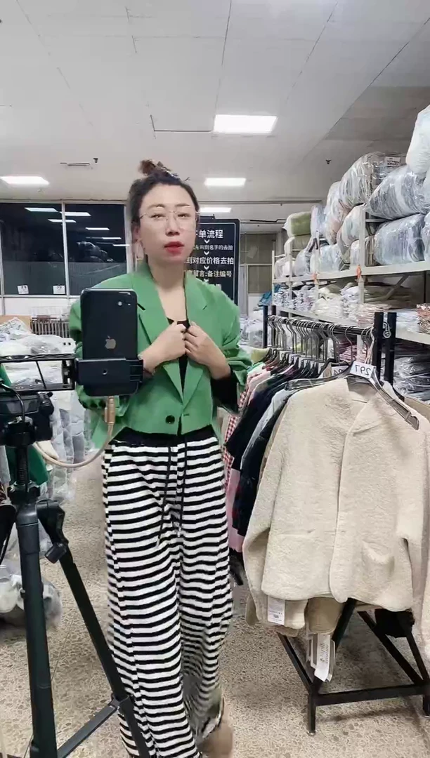 绿色时尚设计款西服