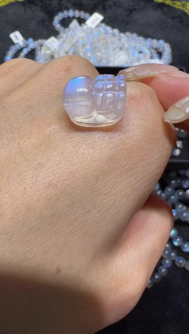 长石未镶嵌裸石蓝月光貔貅   默认微瑕