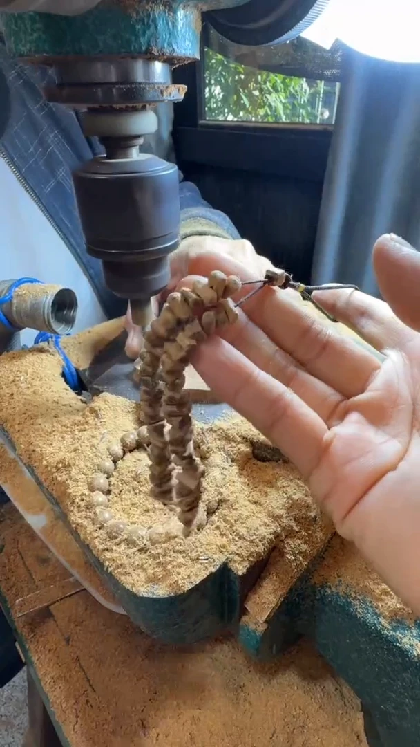 檀香木其他四剖料随形挂件