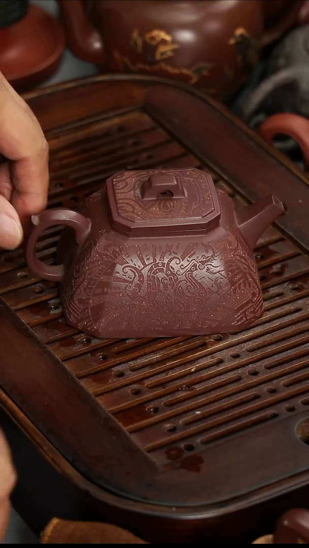 茶壶紫砂宜兴紫砂紫泥满刻纳福八方