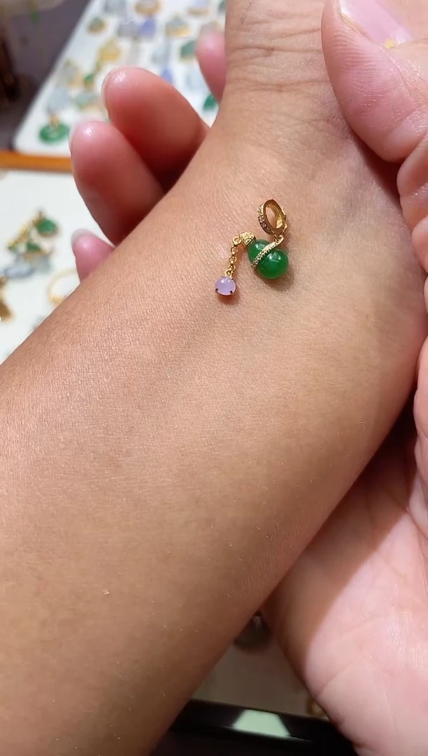 颈饰18K金镶嵌翡翠@****?111111111