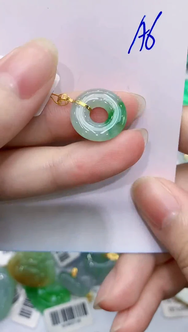 翡翠18K金镶嵌颈饰111111111