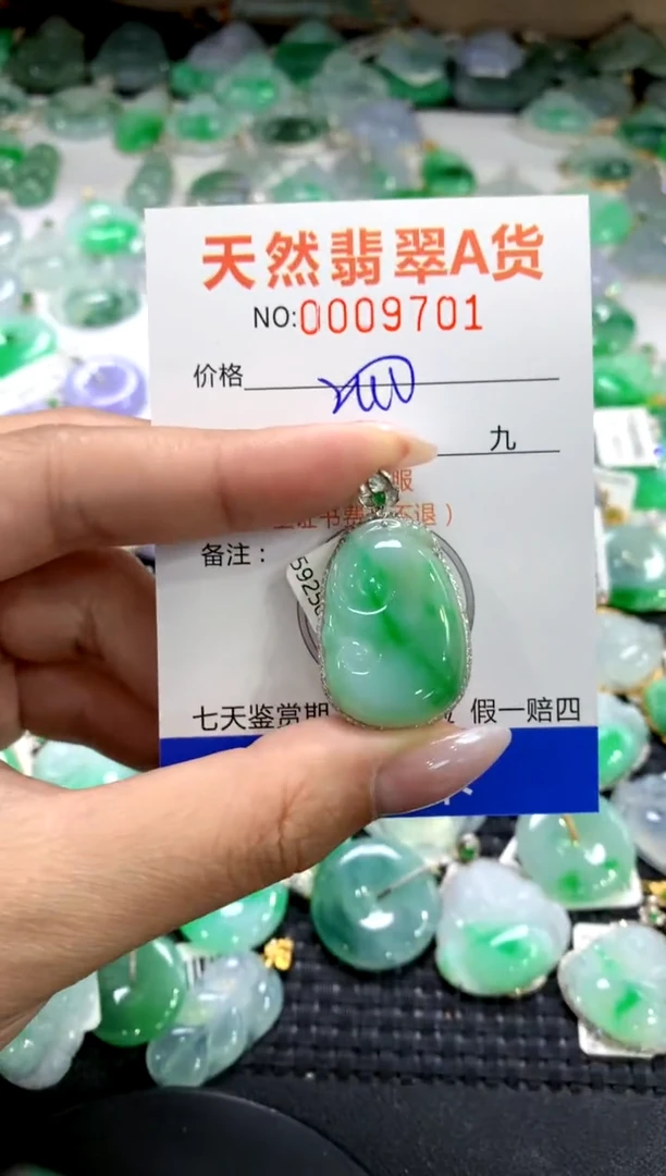 颈饰18K金镶嵌翡翠1111111111111111