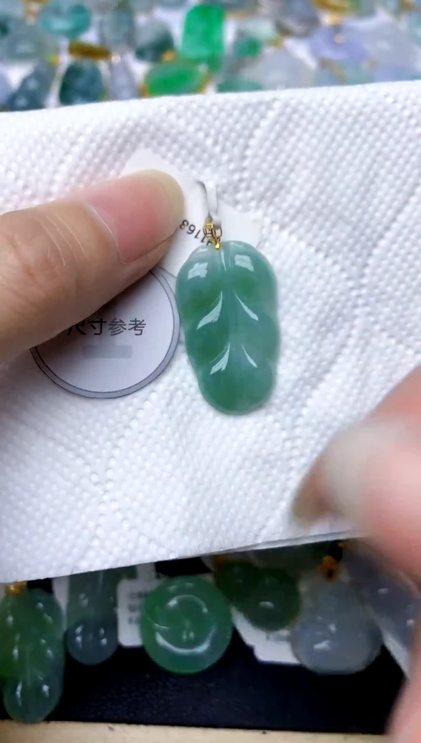 颈饰18K金镶嵌翡翠天然A货翡翠