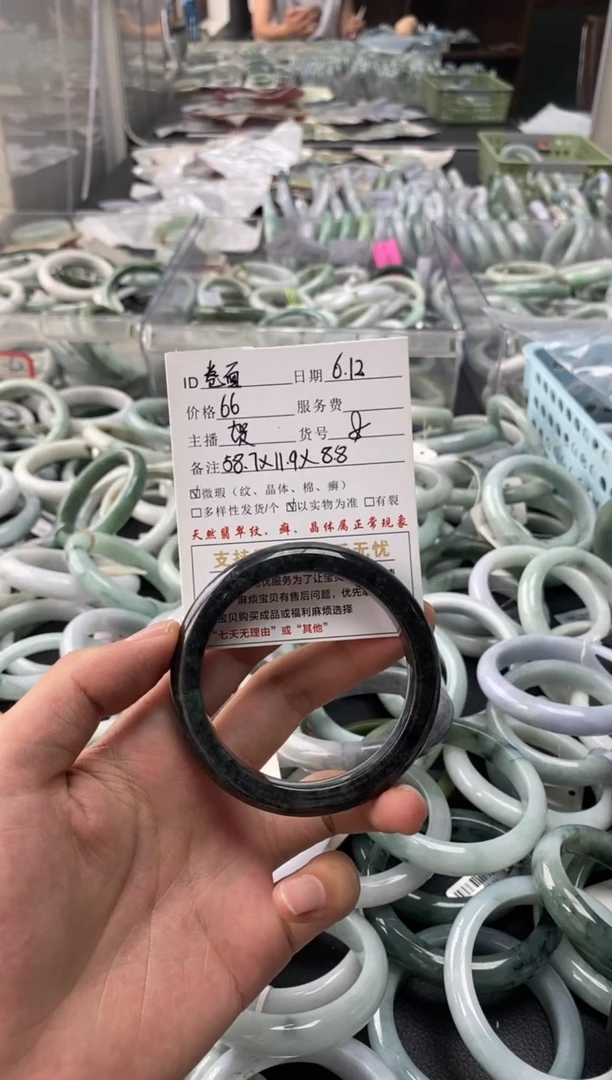 翡翠手镯未镶嵌手镯