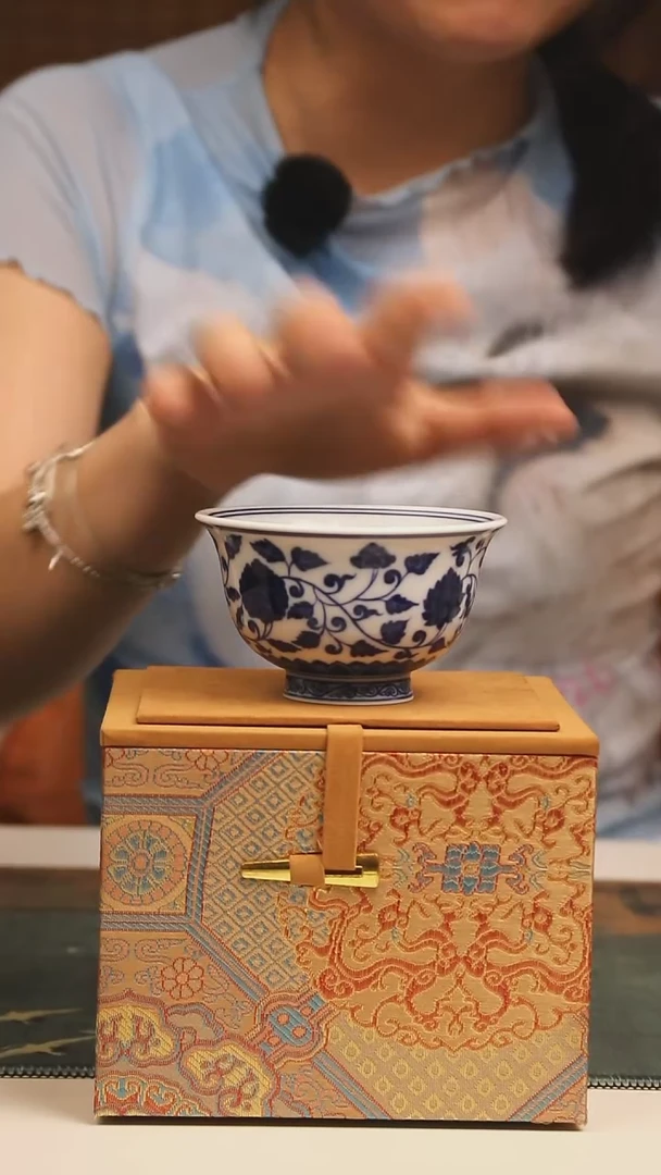 景德镇高温瓷压手缠枝莲