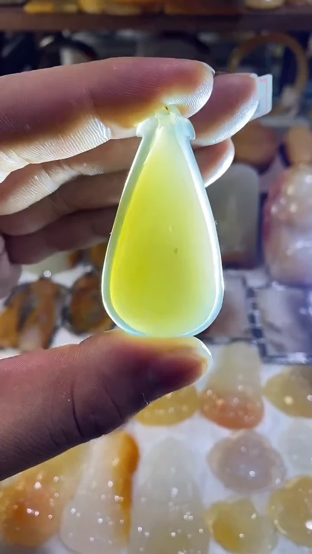 未镶嵌石英质玉（黄龙玉）吊坠(不含链)黄龙玉水滴吊坠