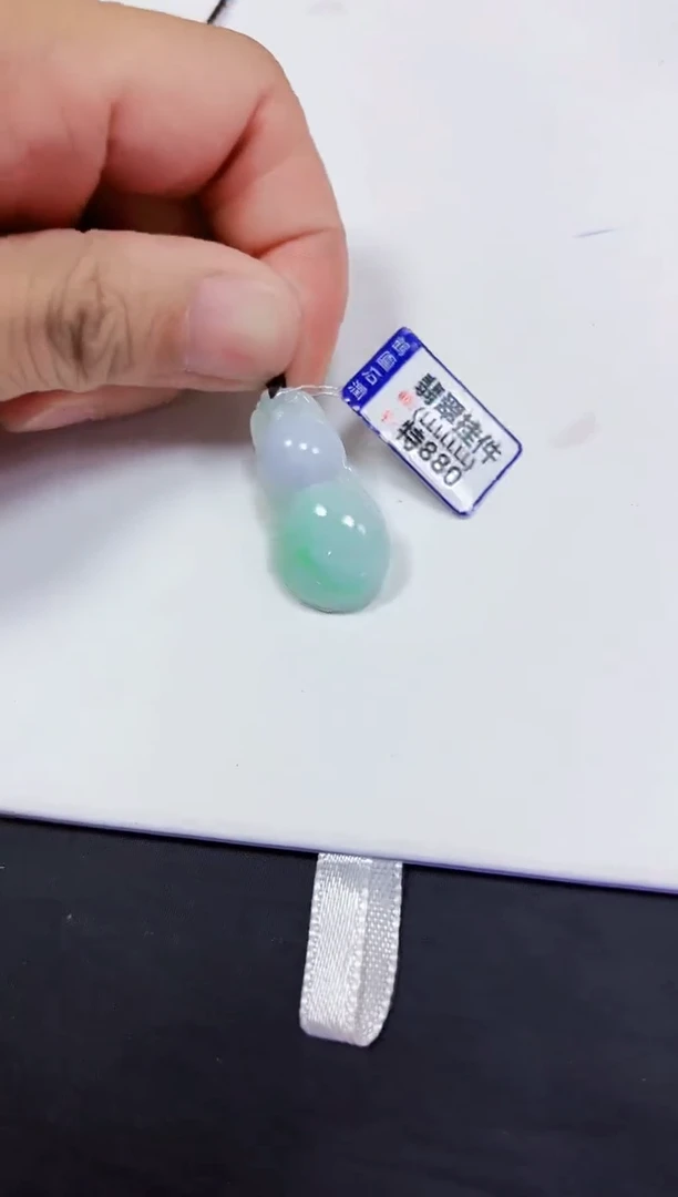 翡翠未镶嵌颈饰挂件